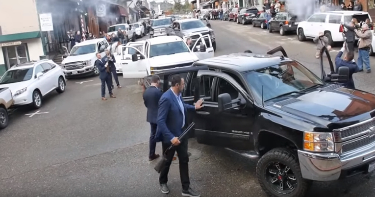 VIDEO Vlade Divac štuje tradiciju: Puca iz puške na ulici usred bijelog dana